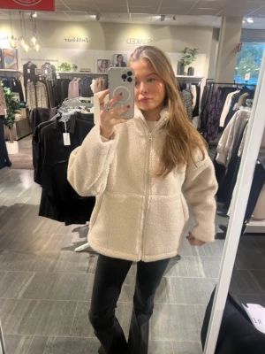 Vit fluffig teddyjacka  - Säljer den här superfina teddyjackan som är perfekt inför hösten! Den är supermysig och håller en varm, köpte den förra hösten och har inte använt den så mycket då jag har två 🫶🏼
