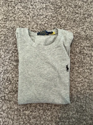 Ralph laurren T-shirt  - En Ralph lauren T-shirt som knappt har använts. Skriv för mer bilder eller information!!