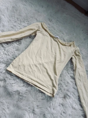 gul blus från supdude! - så gullig ljus gul tröja ifrån supdude! perfekt till sommaren när man är solbränd 🧖🏼‍♀️! ny pris : 550kr