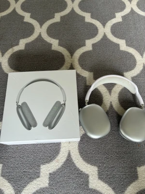 Apple AirPods Max silver hörlurar - Säljer ett par Apple AirPods Max i silver. Over-ear design med mjuka öronkuddar och justerbart huvudband i vitt. Tillverkade i aluminium och mesh-tyg för extra komfort och stilren look. Perfekta för musik, gaming eller film!