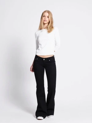 Svarta bootcut jeans med låg midja - Snygga svarta jeans med bootcut-modell och låg midja. Jeansen har klassisk femficksdesign och vida ben som ger en retrovibe. Perfekta att styla med sneakers eller boots för en trendig look.