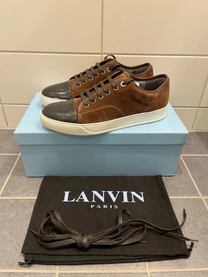 Lanvin DBB1 Skor - Tja, Säljer dessa sjukt feta Lanvin skor i mycket fint skick! Skorna är behandlad med whitning cream! Allt i bilden ingår i köpet🙌Storlek Uk 7, Eu 41. Kan gå ned iii pris vid snabb affär 🙌vid fler frågor å bilder är det bara att höra av sig🤝