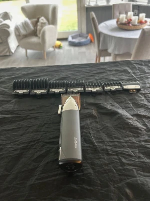Babyliss Klippare - Knappt använd fungerar jätte fint. Guards medföljer. Gammal barberare men avslutat nu så inte dåliga klipprare för nybörjare.