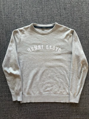 Henri Lloyd tröja ~ vintage  - Sjukt eftertraktad Henri Lloyd tröja ~ vintage modell | st L på etiketten men passar bäst som M | färg grå | klassisk passform | sällsynt 2000’s modell | OBS kan gå ner lite i pris vid snabb affär! 🏄