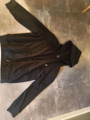  Polo Ralph Lauren hoodie  - Säljer en svart hoodie från Polo Ralph Lauren med dragkedja.                                                           Hör av dig om du har några frågor 