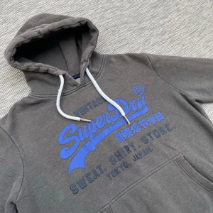 Vintage superdry hoodie - Säljer nu denna riktigt snygga vintage superdry hoodie!🙌 Skick: 8.5/10🌟 Storlek: L🤝 Hör gärna av er vid frågor eller funderingar✅