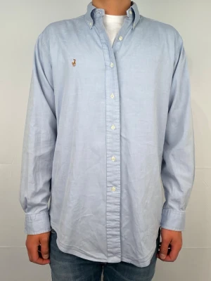 Ralph lauren skjorta L - Säljer denna stört feta ralph lauren skjorta. En av de fräschaste man kan ha i sommar! Size L. Modellen är 180, rekomenderad längd: 190-195cm. Skick: 8/10. Midja 55cm längd 79cm. Skriv vid intresse 😄