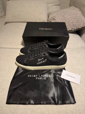 Saint Laurent skor - Säljer ett par stilrena svarta saint Laurent skor. Skorna är i st 42. Kort, Dustbag ingår självklart! Kan fixa fler bilder vid förfrågan