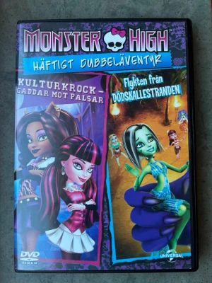 Monster high: häftigt dubbeläventyr DVD - Denna DVD innehåller två Monster High-äventyr: "Kulturkrock – Gaddar mot Palsar" och "Flykten från Dödskallestranden". Speltid är 1 timme och 28 minuter. Undertexter finns på svenska, norska, danska och finska.  Finns på språk: Svenska, Danska, Norska, Finska, Engelska, Spanska   OBS!! skivorna är begagnade så det kan förekomma repor/hairlines på skivorna, men då jag kollar igenom alla filmer jag säljer garanterar jag att alla funkar felfritt om inget annat står! :)