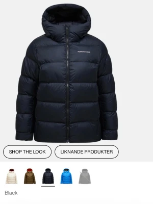 Svart pufferjacka från Peak Performance - Säljer en svart pufferjacka från Peak Performance med huva och dragkedja framtill. Det är ett hål på armen men som är täckt därav priset men är inte nått man tänker på skriv för bilder 