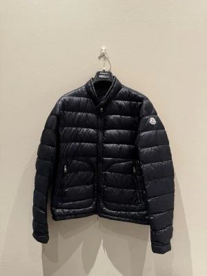 Svart dunjacka från Moncler - Säljer en snygg moncler jacka som passar perfekt nu till lite kallare sommarkvällar👌 vid frågor eller funderingar är det bara att höra av sig😁