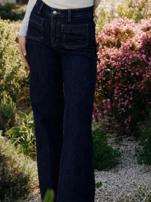 Supersnygga jeans från Cubus - Helt nya! - Jeans med utsvängd passform och påsydda fickor fram och bak. Jeansen har comfort stretch som ger en behaglig passform. Stängs med knapp och dragkedja, och har bälteshällor i midjan. Aldrig använda men SÅ snygga.   Originalpris: 499 kr Mitt pris: 259 kr  - Storlek 25/32 (25 =midja 32 = längd) - Bootcut - Utsvängda ben - Bomullsblandning - Stretch - Påsydda fickor - Fickor bak - High waist - Belt loop - Dragkedja och knapp - Enfärgad  99% Bomull, 1% Elastan  📦 Skickas snabbt!
