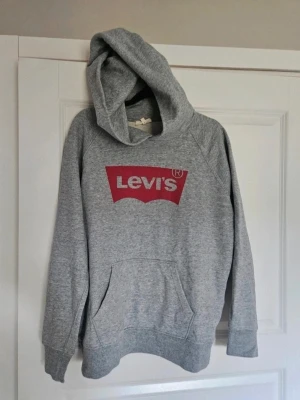 Levis hoodie M - Levis hoodie M  Säljer en Levis hoodie som saknar snöret i luvan plus att den är lite missfärgad nere vid ena mudden på armen se bild  Kan även hämtas I Partille  E1