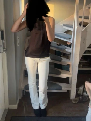 Vita low waist kostymbyxor - Snygga vita low waist kostymbyxor från bikbok. Nypris 499kr