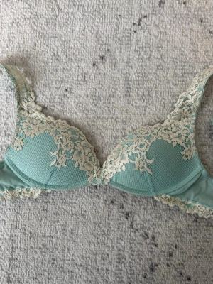 Turkos spets-bh från intimissimi  - Super snygg turkos bh från intimissimi i storlek 75B