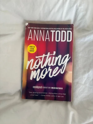 Nothing More av Anna Todd - En ungdomsroman av Anna Todd med färgstarkt omslag i rött, lila och vitt. Boken handlar om livet, kärlek och att växa upp i New York. Pocketutgåva med mjukt omslag och tydlig titeltext. Perfekt för dig som gillar romantik och drama.