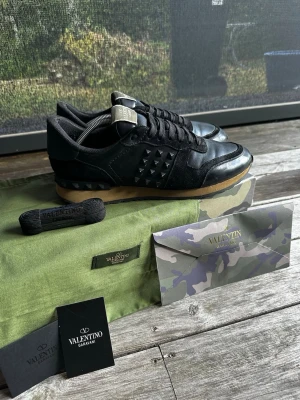 Valentino rockrunners ÄKTA! - Säljer mina Valentino Garavani “Rockrunner” då de tyvärr inte kommer till användning längre. De är i mycket fint skick och har tagits väl om hand. Ett stilrent och tidlöst par som passar lika bra till vardags som till en mer uppklädd outfit. Skorna kommer med originalbox, dustbag och extra snören. På boxen finns samma serienummer som på skon. Kvitto finns tyvärr inte kvar. Storlek 43. Fler bilder kan självklart skickas vid seriöst intresse eller om ni vill se någon specifik detalj.