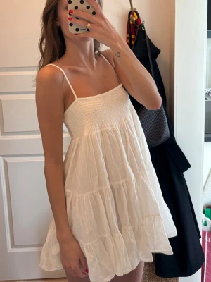 Vit somrig kort klänning med volanger - 🥰