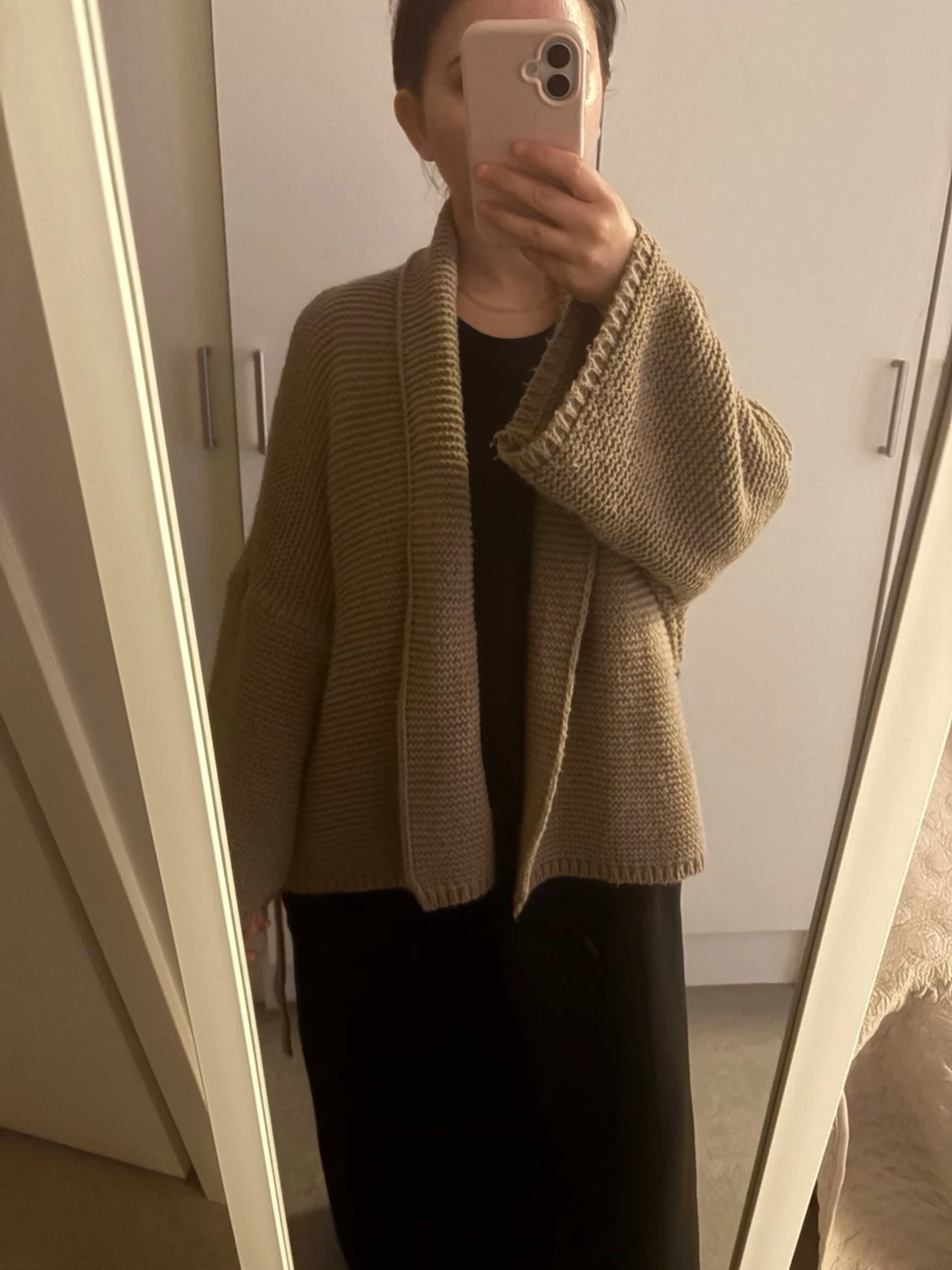 Beige oversized stickad kofta