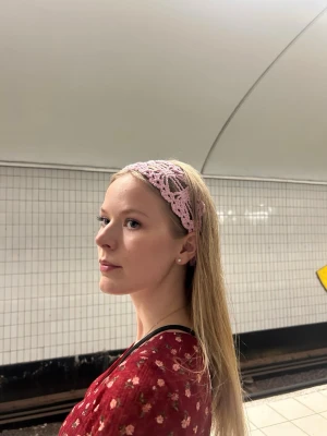 Rosa virkat hårband - Säljer ett handgjort virkat hårband i ljusrosa färg. Hårbandet har ett unikt mönster med bredare mittparti och smala knytband som gör det enkelt att justera storleken. Perfekt för att ge din look en bohemisk touch.