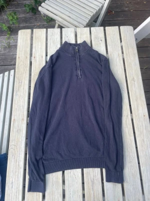 Mörkblå Only & Sons Half-Zip Tröja | Storlek S - Snygg mörkblå fine-knit half-zip från Only & Sons i storlek S. Bra begagnat skick. Perfekt som lager-på-lager över en skjorta eller t-shirt. 