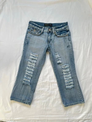 Capri jeans  - Vintage caprijeans shorts med så fina detaljer och coola bakfickor Innerbenslängd 52cm, midjemått 37cm, höftmått 42cm Vid köp av flera varor får du rabatt💛 
