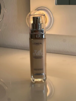 L'Oréal True Match Foundation 1D/1W - L'Oréal Paris True Match Super-Blendable Foundation i nyansen 1D/1W Warm Dore. Kommer i en glasflaska med pump och silverfärgat lock. Flytande foundation som ger en naturlig finish och innehåller hyaluronsyra för extra återfuktning! Helt ny och inte använd då jag har köpt i fel ton 🫶🏻Kontakta gärna mig om du är intresserad!