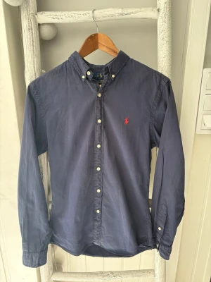 Ralph Lauren skjorta - Nu säljer jag min fina Ralph Lauren skjorta pga att jag inte använder den alls😅 Det är storlek Small. Skicket på skjortan är i topp!!  Alltid frakt inom 24h🤩 Vid en snabb affär kan priset sänkas😊  Öppen för bud och frågor 😁