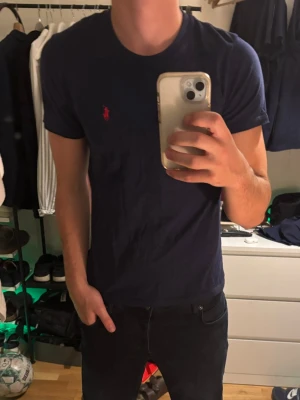 Mörkblå t-shirt från Polo Ralph Lauren - Mörkblå t-shirt från Polo Ralph Lauren med klassisk röd logga broderad på bröstet 