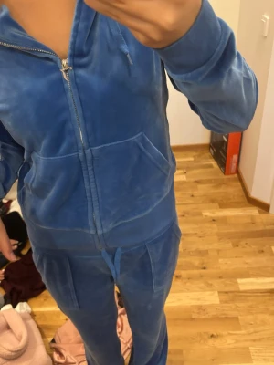 Blå Juicy Couture sett - Tröjans dragkedja är sönder och byxornas trådars metallsaker är borta