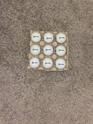 9 vita golfbollar från Srixon - Säljer ett set med 9 stycken vita golfbollar från Srixon. Bollarna har klassisk rund form och är tillverkade i slitstarkt material med dimple-mönster för bättre flyg. Perfekt för dig som vill fylla på golfbagen inför säsongen.