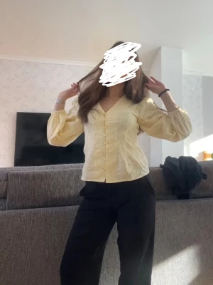 Gul blus med puffärmar och knappar - Söt gul blus med v-ringning och brodering över tyget, är i storlek s men passar även till storlek m pga ett lite stretchigare material💕💕 skicka gärna prisförslag!!