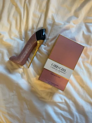 Collectors edition Good Girl Fantastic Pink parfym - Good Girl Fantastic Pink limited collectors edition från Carolina Herrera i en unik flaska formad som en högklackad sko. Flaskan är glittrigt rosa med gulddetaljer och svart häl. Kommer med matchande rosa förpackning. En riktigt snygg och lyxig parfym för dig som gillar statement-dofter.