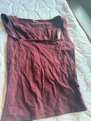 Vinröd topp - Har klippt bort där det står storlek men väldigt säker på M och är från HM. Använt vid 1 tillfälle då det blev ett spontanköp efter jag råkade smutsa ner en annan tröja😭Skönt material