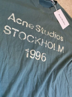 Acne studio T-shirt  - Säljer min feta acne studio t shirt i färgen blå som är i storlek M. Riktigt snygg rekommenderas stark 