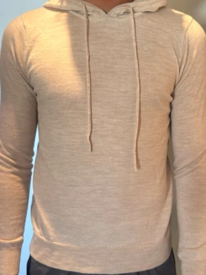 Stickad merinoull hoodie beige - Säljer helt nya merinoull hoodie två stycken ingen av dem använda (glömda å skicka tillbaka)