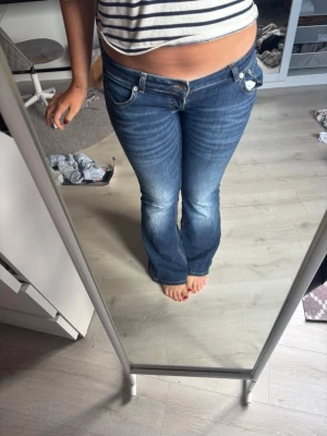 ultra lågmidjade jeans  - Från lager 157. Mörkblåa