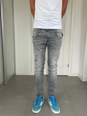 Replay Anbass Jeans - Säljer nu dessa Replay Anbass Jeans, W30 o L30 med mått ca 36,5 o 100 cm. skriv för fler bilder/frågor🙌🏼