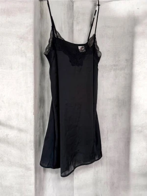 Satin Lounge NattKlänning -       📦💌 POSTAR SAMMA DAG - öppettider 💌📦 ‼️Skicka INTE bud om du INTE ska köpa eller svara‼️                    - Blockerar oseriösa köpare -                    🤍Pris kan alltid diskuteras🤍 Oanvänd svart satin klänning med vackert mönster. Nyskick. Storlek xs/s passar båda.  Klippt lappar då dem kliade och jag trodde jag skulle behålla det. Men helt ny aldrig använd! Köptes nypris 499. 