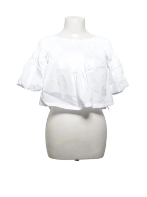 Vit croppad blus med puffärm - trendig efterfrågad blus från zara i storlek s blusen är ny med prislappen kvar 
