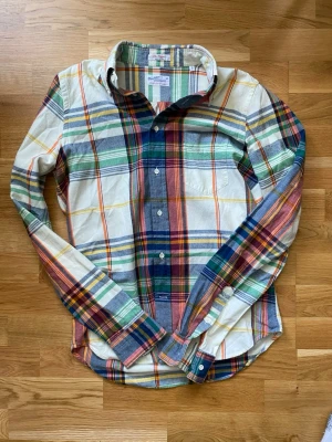 Gant Skjorta - Riktigt snygg rutig skjorta med beige bas och flera olika färger 🤎💚🧡 Fint skick och lätt att matcha. 📦 Skickas snabbt!
