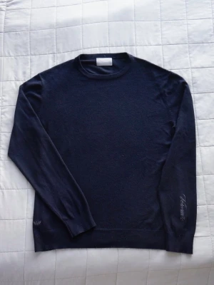 Vermaire- merino navy sweatshirt - OBS! INTE SECOND HAND – levereras helt oanvänd med förpackning. Marinblå crewneck från svenska Vermaire med diskreta broderade detaljer vid nederkanten och på ärmen.  En stilren favorit som fungerar lika bra till jeans och chinos som till kostymbyxor.  Finns i S, M & L och passar även som unisex.  • Marinblå • Diskreta broderier • Klassisk passform • Storlek S, M & L • Svenskt varumärke 🇸🇪  För referens är modellen 180 cm, 70 kg och bär storlek M.