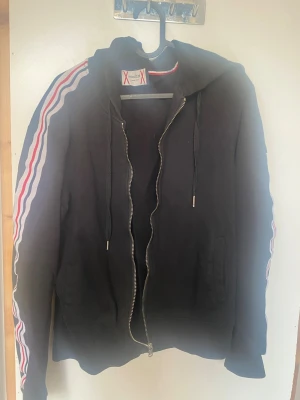 Moncler set  - Äkta moncler hoodie och byxor i mycket bra skick! Båda för 1000 kr