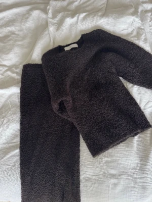 Mysigt set  - Mysigt set i mörkbrunt teddy-material. Tröja i strl XS men upplevs som lite oversized, även lite tightare kring midjan och nedtill och lite lösare upptill. Kjol i strl S med slits som går att ha både fram och bak. 