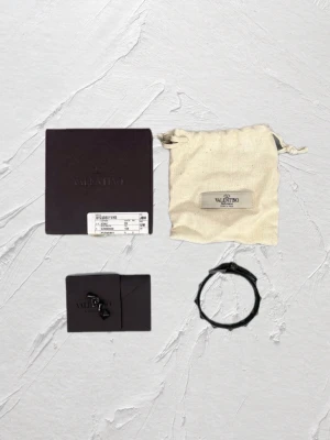 Mörkgrönt Valentino armband - Hej! Nu säljer vi detta as feta mörkgröna Valentino armbandet! Det är i rätt så bra skick och kommer att kunna användas väldigt länge om man tar hand om det väl. MVH Emil 🔥💯