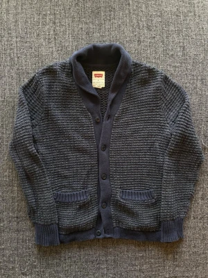 Levis kofta ~ vintage  - Säljer nu denna sjukt snygga Levi’s stickade koftan | st M ~ 175–185cm | unik modell med knappar och en lätt urtvättad look som bara gör den snyggare | passar perfekt nu till kyligare dagar! Modellen produceras inte längre och är därav väldigt sällsynt. Kan även gå ner lite i pris vid snabb affär🍁🫶