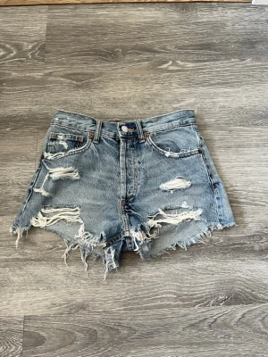 Zara jeansshorts low/midwaist - Superfina och knappt använda, säljer då de är för små för mig!