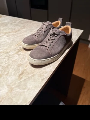 Christian Louboutin Grå Storlek 43 - Säljer nu mina gråa louboutins på grund av att jag inte använder skorna och de bara står på hyllan. Skicket är mycket bra och har inte använt skorna mycket, har inte använt de till vardags då jag har andra skor. Frågor och funderingar besvaras i meddelanden och priset går att pruta ner. Skambud ignoreras.   Mvh Filip