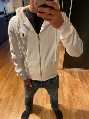 Ralph Lauren Hoodie - Helt ny vit Ralph Lauren Hoodie! Skick: helt ny med taggar.   Storlek:L men passar bättre som M  Hör av dig om du har några frågor😁