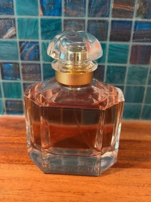 Mon Guerlain, edp, 100ml - Elegant parfym från Guerlain i en exklusiv, åttakantig glasflaska med guldiga detaljer. Med noter av bl a lavendel, ros, jasmin, vanilj och patchouli. Endast testad ett par ggr. 